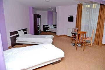 Фото номера Трехместный номер Отель Hotel Ricas г. Сливен 2