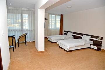 Фото номера Двухместный номер с 2 отдельными кроватями Отель Hotel Ricas г. Сливен 2