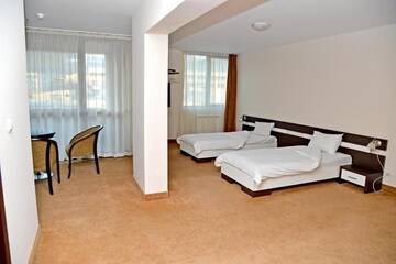 Фото номера Двухместный номер с 2 отдельными кроватями Отель Hotel Ricas г. Сливен 3