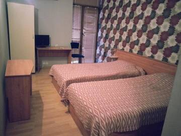 Фото номера Двухместный номер с 2 отдельными кроватями и балконом Отель Family Hotel Kredo г. Сливен 3